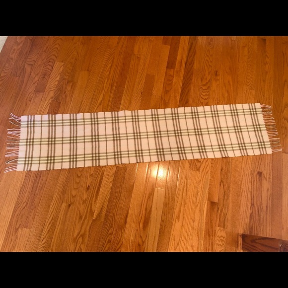 Burberry pale pink nova check 100% Cashmere scarf - Picture 3 of 4